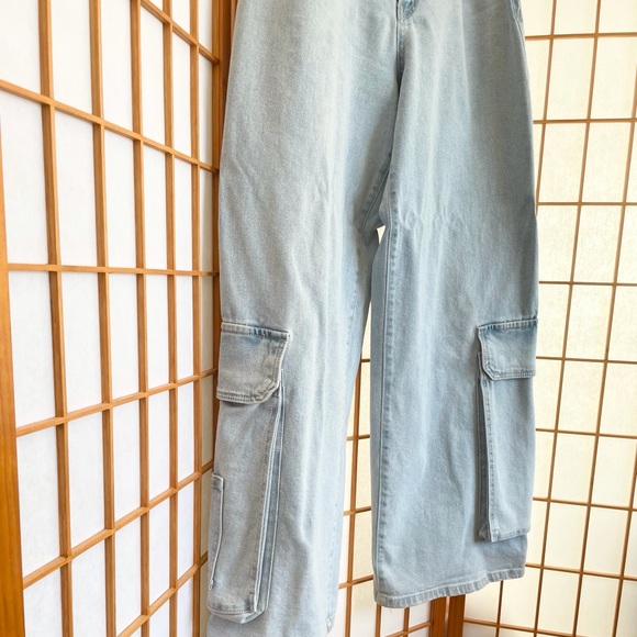 • cargo wide leg light wash jeans with low pockets • - Picture 2 of 8